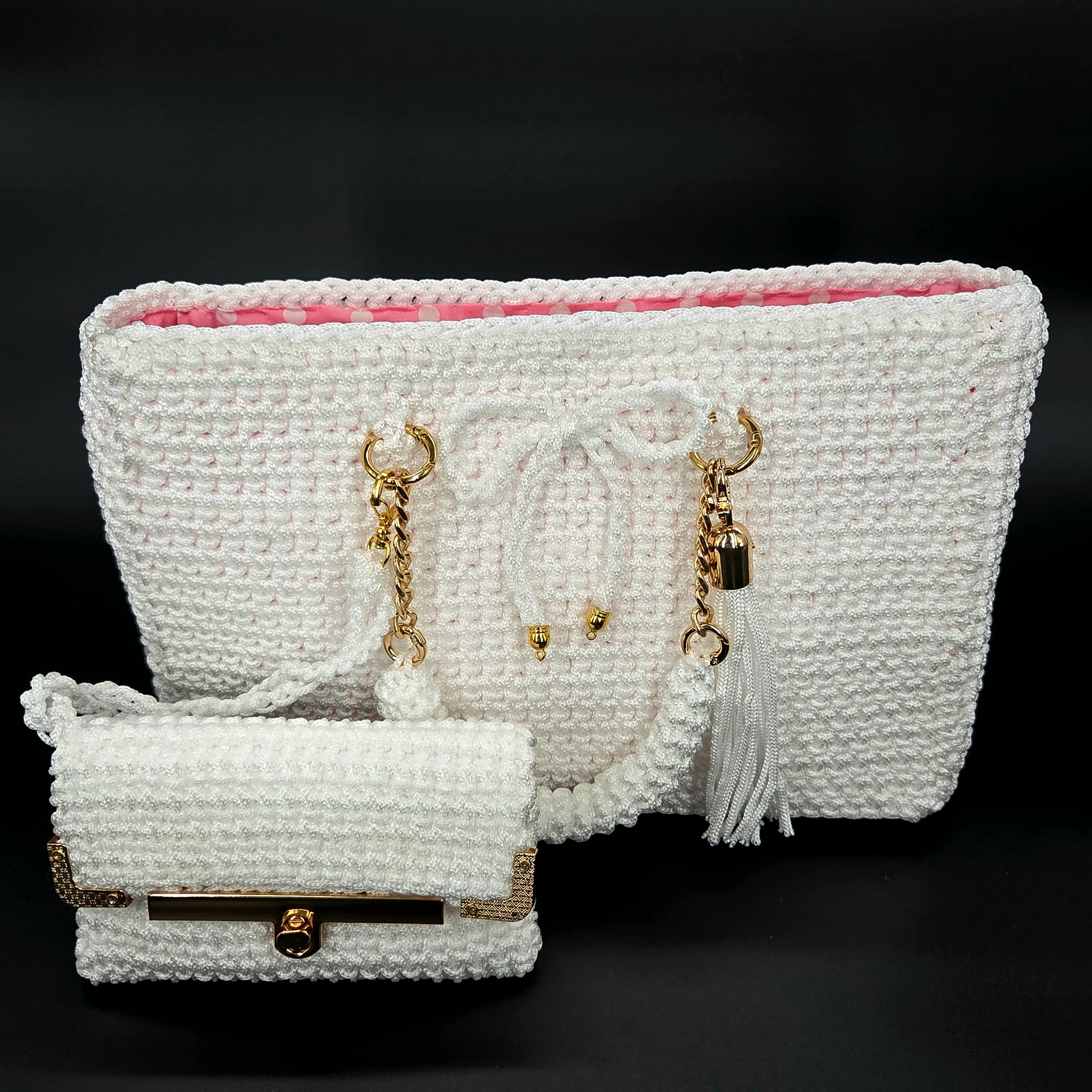 Bolso de mano crochet blanco con detalles dorados