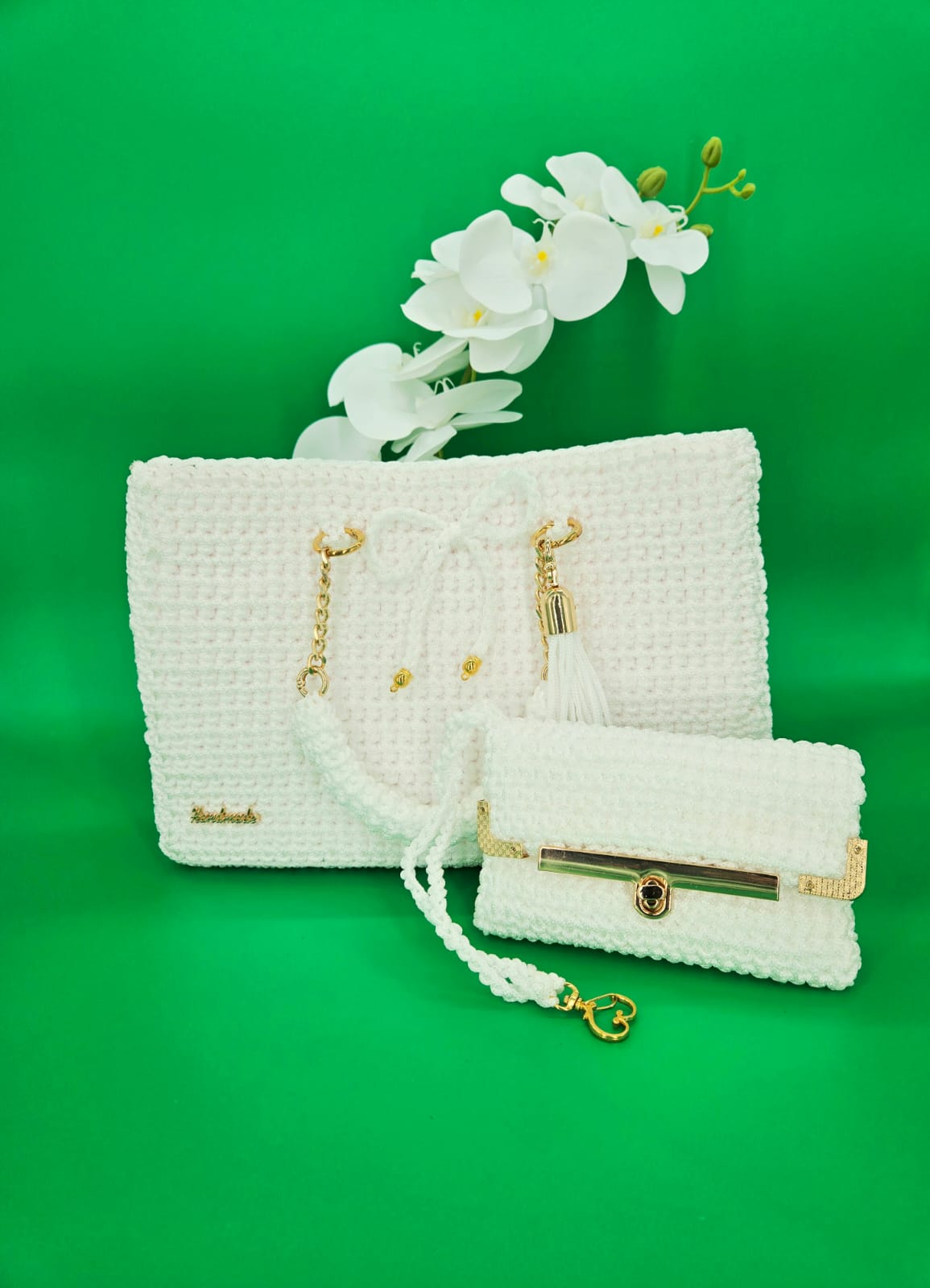 Bolso de mano crochet blanco con detalles dorados