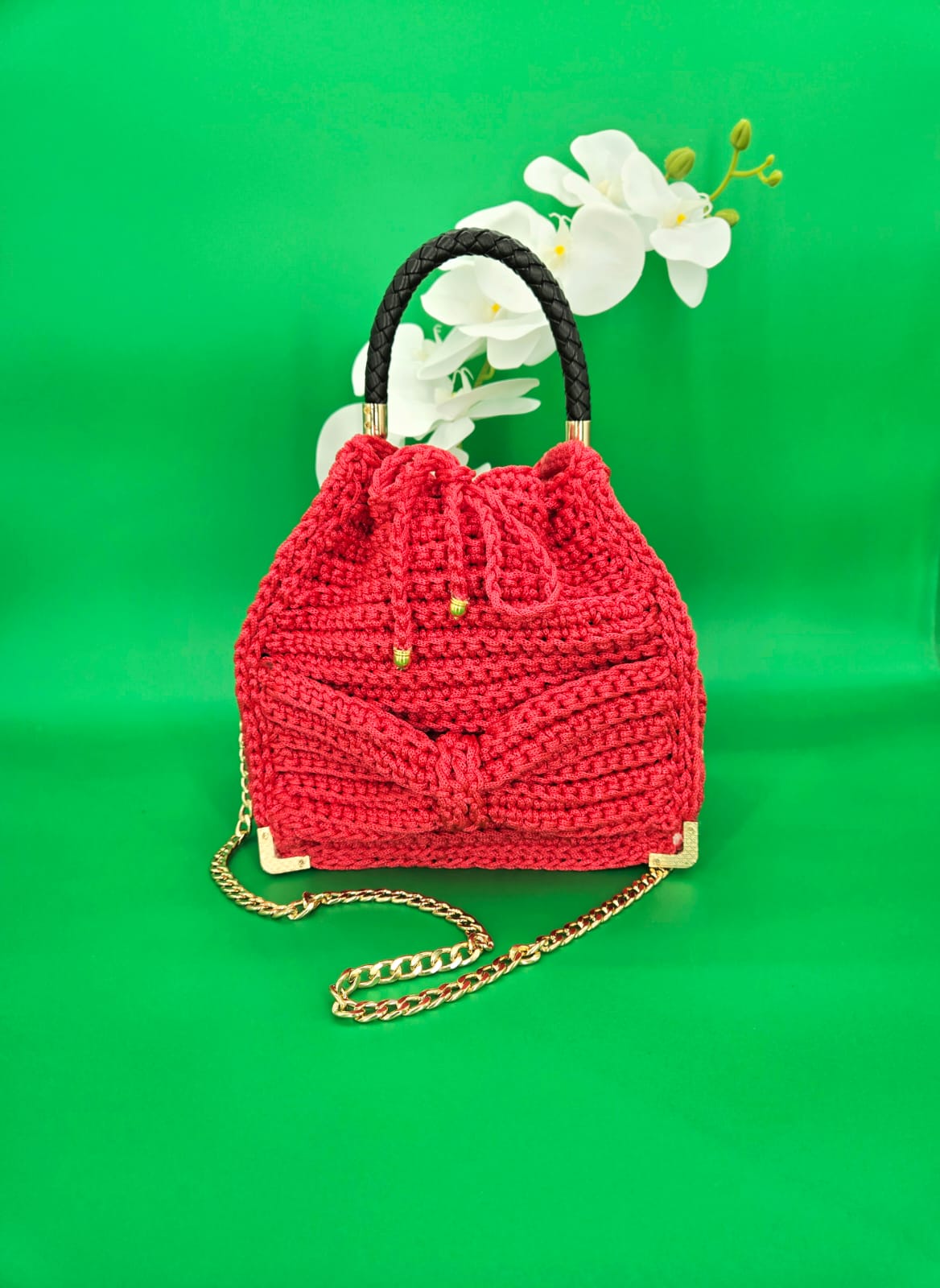 Bolso bucket tejido a crochet con asa de piel y cadena dorada