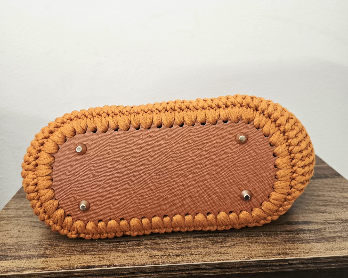 Bolso tejido a crochet color naranja con flores decorativas