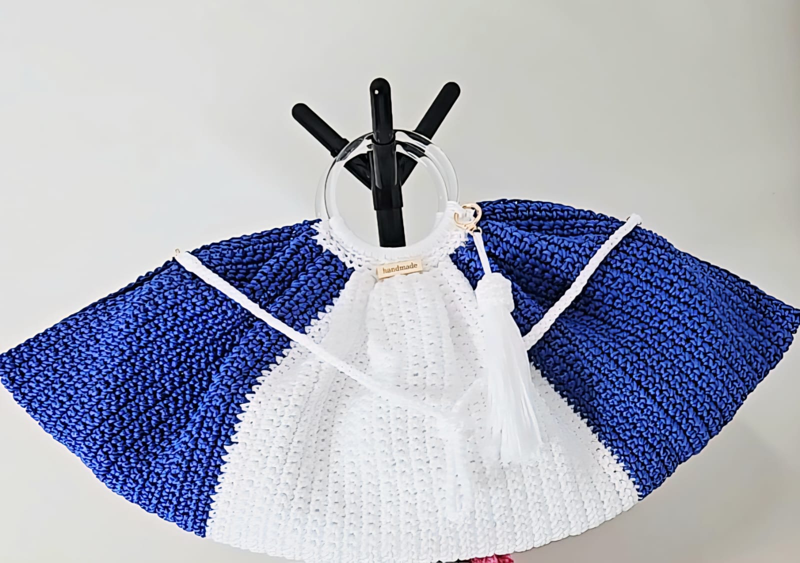 Bolso tejido a crochet bicolor azul y blanco