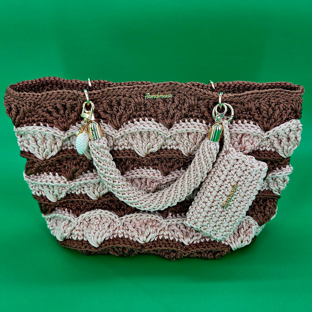 Bolso tejido a crochet bicolor con patrón en ondas