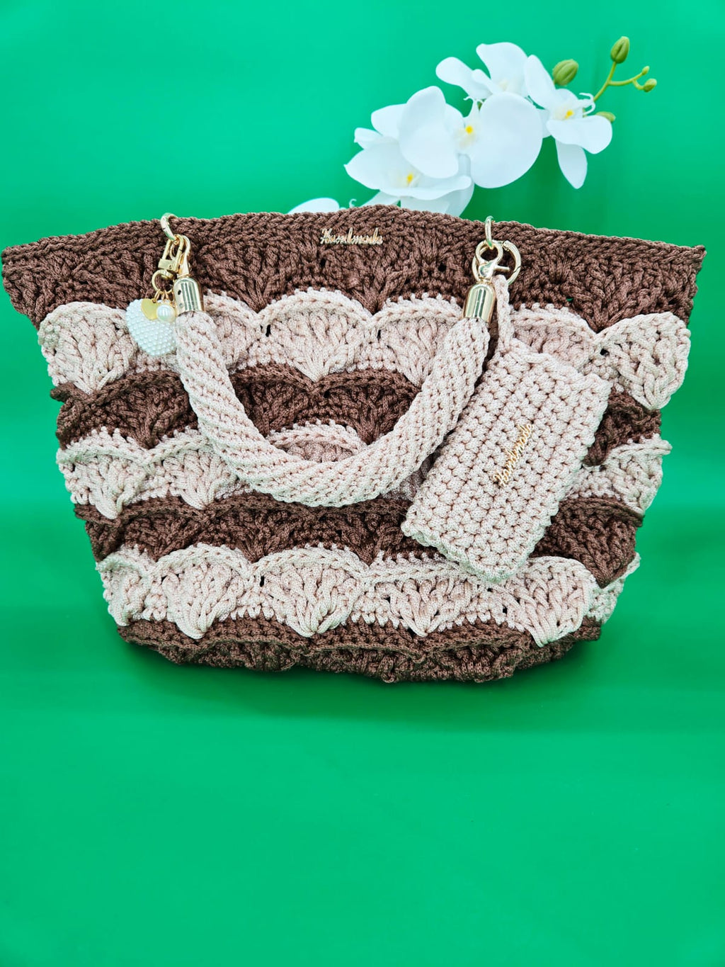 Bolso tejido a crochet bicolor con patrón en ondas