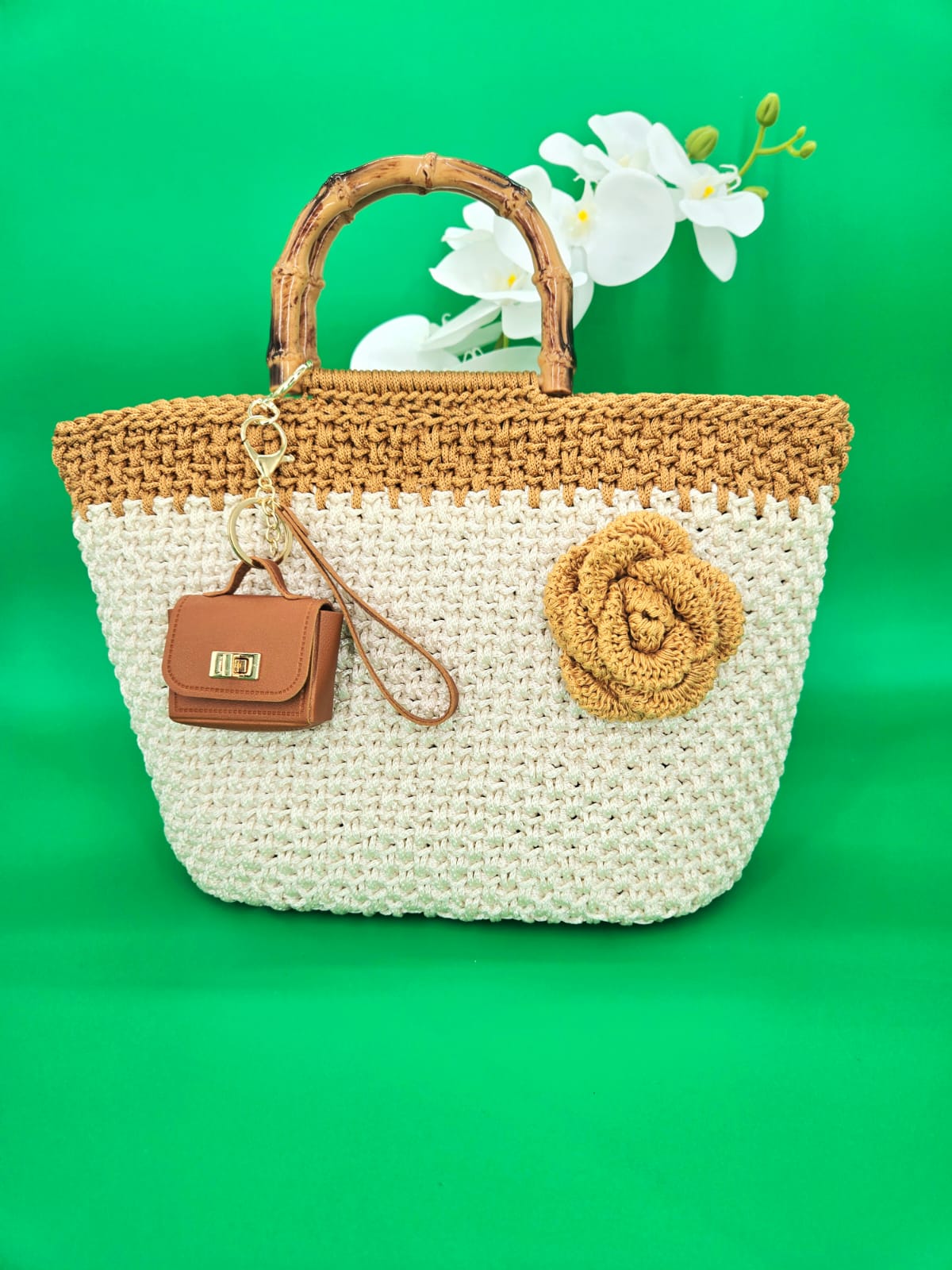 ✨ Bolso tejido a crochet con asas de bambú y flor decorativa ✨