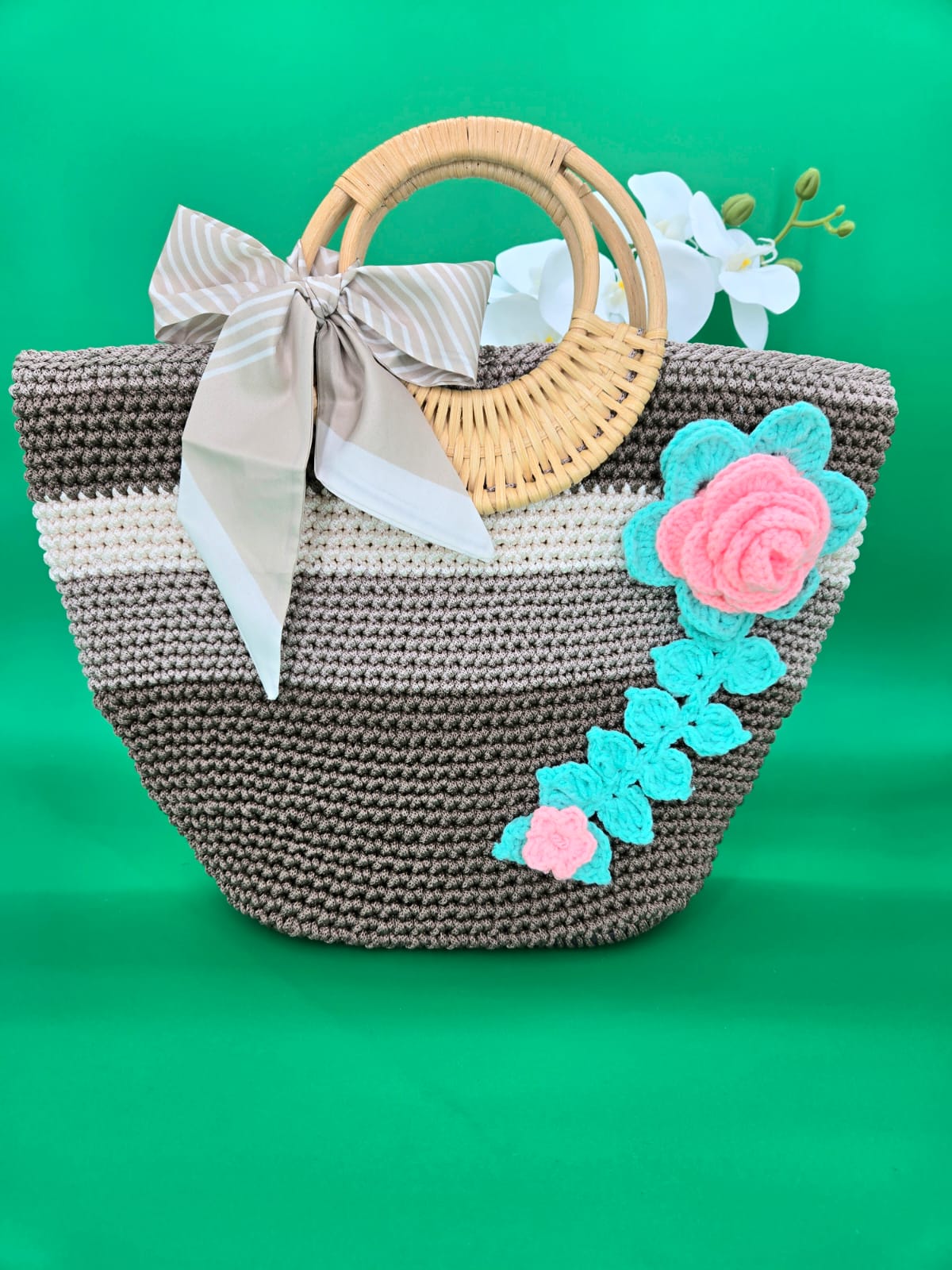 Bolso tejido a crochet con asas de bambú y flores decorativas