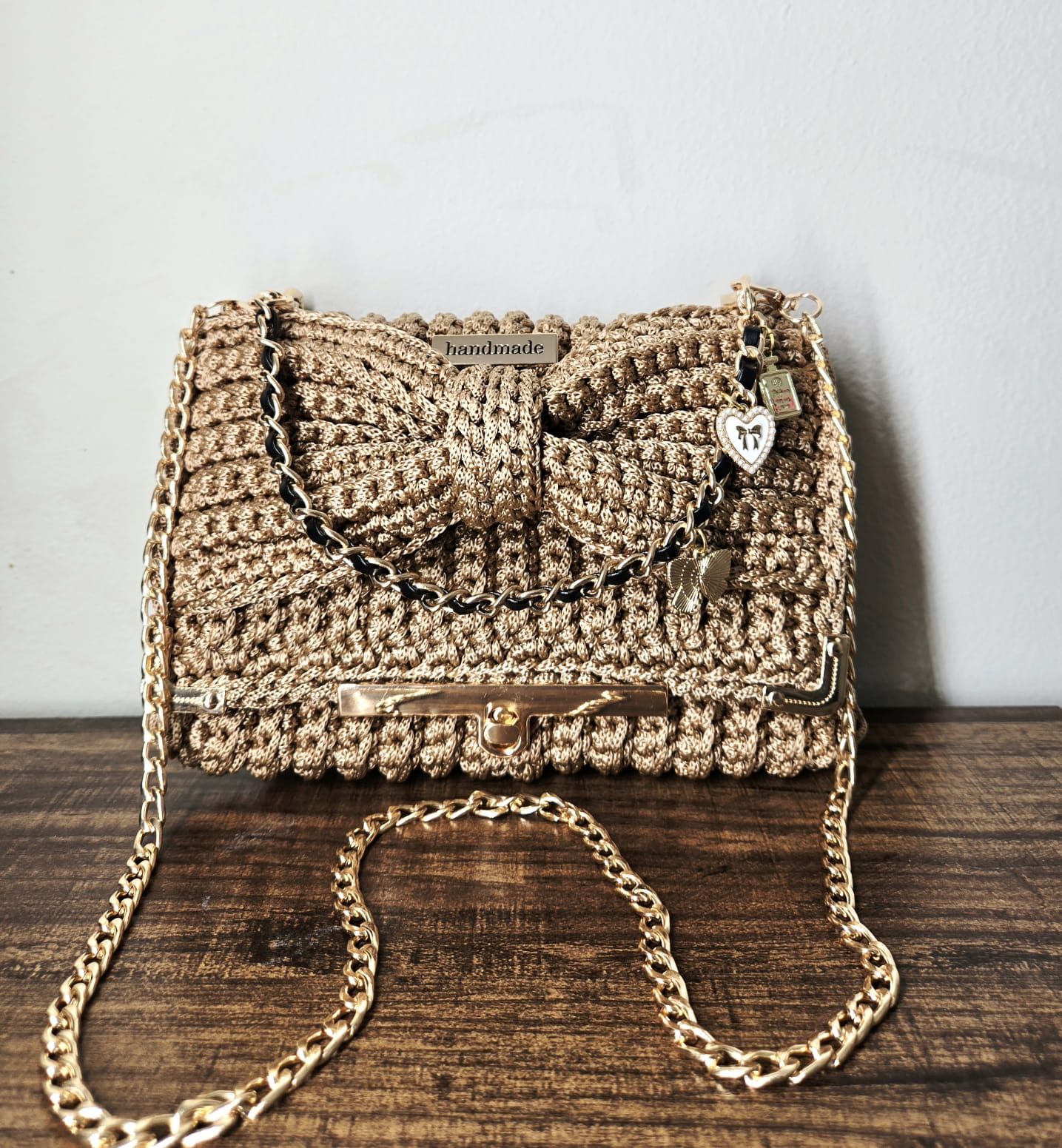 Bolso tejido a crochet color dorado con cadena metálica