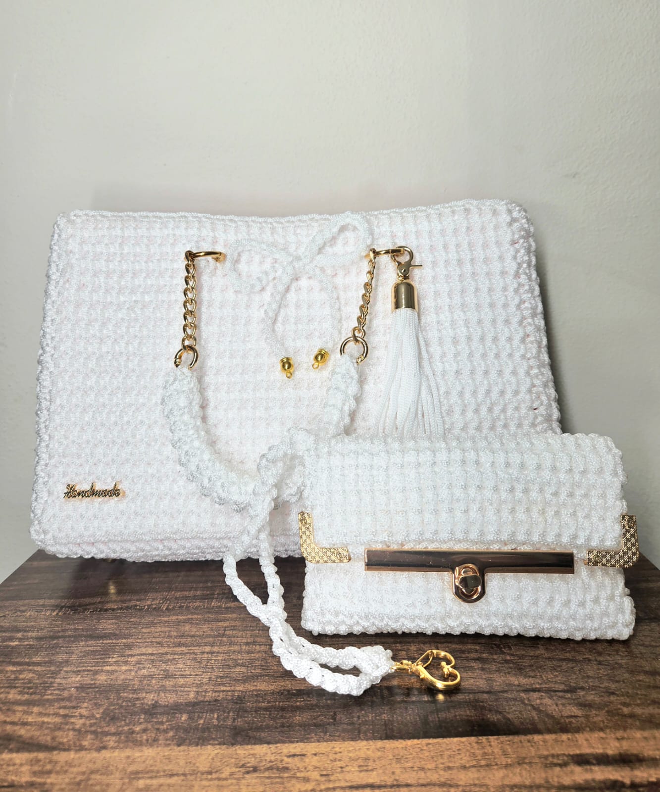 Bolso de mano crochet blanco con detalles dorados