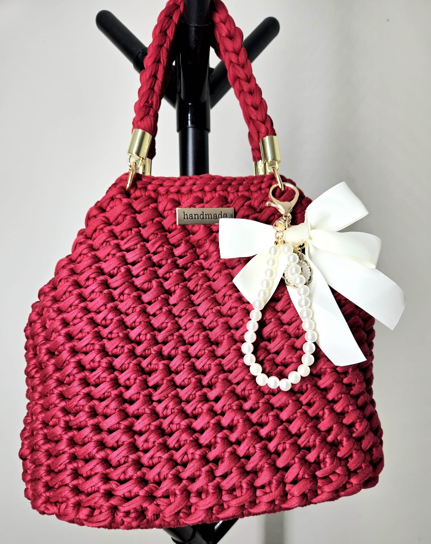 Bolso tejido a crochet color vino con lazo y perlas